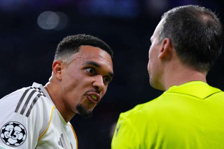 Trent Alexander-Arnold reclama al árbitro | AP