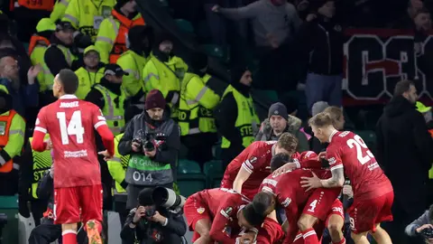 Jugadores de Stuttgart celebran un gol ante Celtics en el partido de ida de Europa League | AP