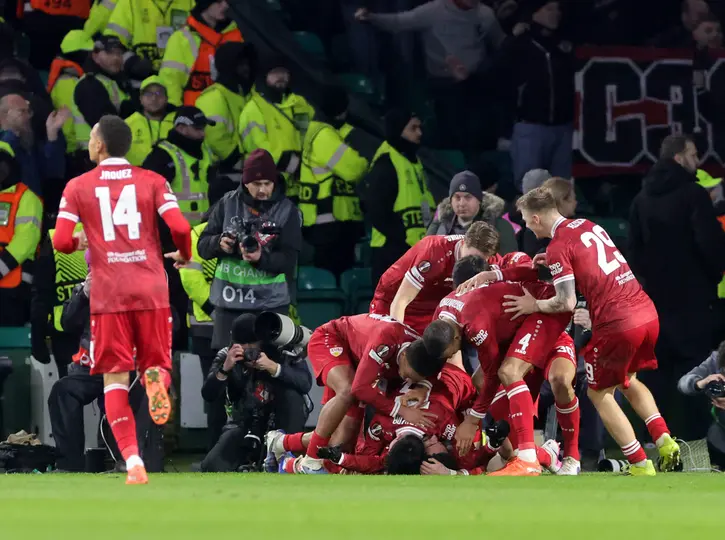 Jugadores de Stuttgart celebran un gol ante Celtics en el partido de ida de Europa League | AP