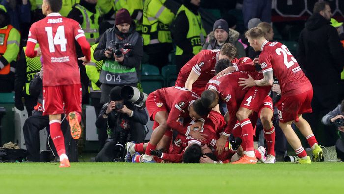 Jugadores de Stuttgart celebran un gol ante Celtics en el partido de ida de Europa League | AP