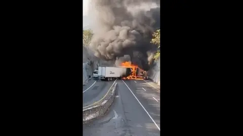 Transportistas afiliados a AMOTAC anunciaron un paro nacional tras la quema de más de 200 tráileres en distintos estados del país. / X