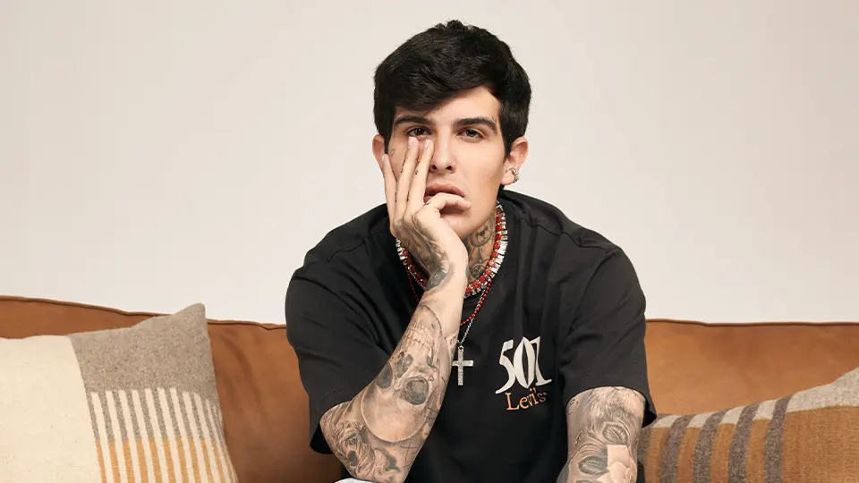 ¿Quién es Adriel Favela? El cantante señalado por presunto abandono de su hijo