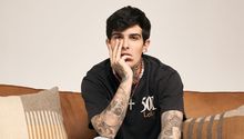 ¿Quién es Adriel Favela? El cantante señalado por presunto abandono de su hijo