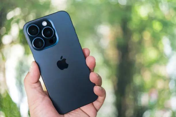 La nueva interfaz Liquid Glass cambia el aspecto tradicional de WhatsApp en iPhone con un estilo más moderno. / iStock