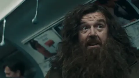 En las imagenes también aparece Nick Frost como Rubeus Hagrid. / HBO MAX