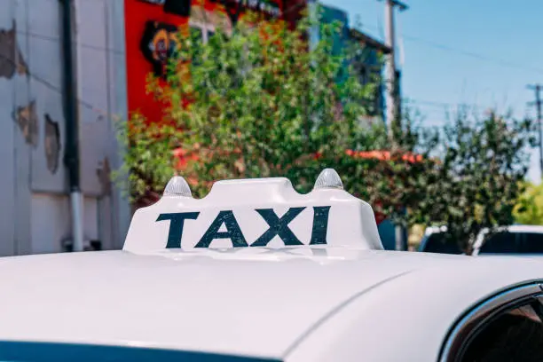 La plataforma permitirá solicitar taxis tradicionales directamente desde su aplicación. / iStock