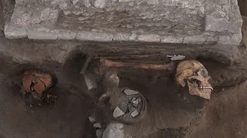 INAH halla altar tolteca en Tula: tenía cráneos y objetos rituales