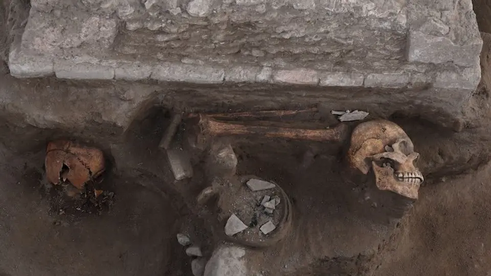 INAH halla altar tolteca en Tula: tenía cráneos y objetos rituales