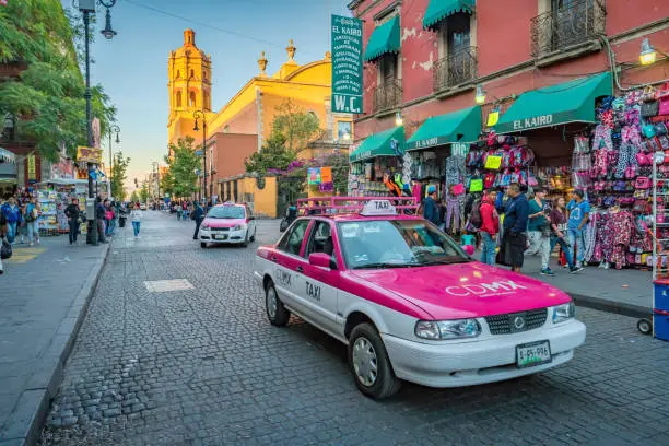 Uber suma a taxis concesionados bajo sus herramientas de seguridad digital. / iStock