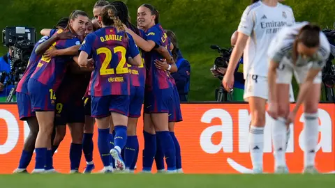 Jugadores de Barcelona en celebración contra Real Madrid en la Champions League | AP