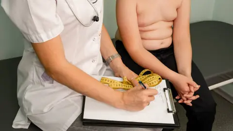 La obesidad infantil no solo impacta el presente, también eleva riesgos de enfermedades a futuro. / iStock