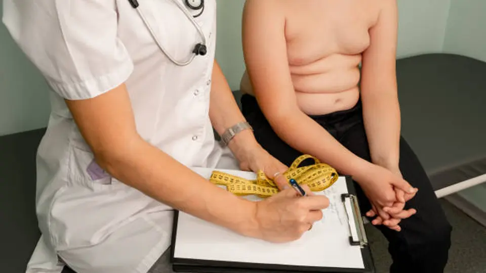 La obesidad infantil no solo impacta el presente, también eleva riesgos de enfermedades a futuro. / iStock