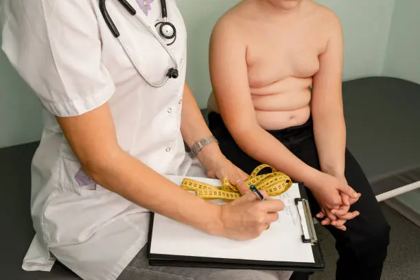 La obesidad infantil no solo impacta el presente, también eleva riesgos de enfermedades a futuro. / iStock
