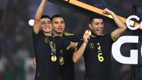 Gilberto Mora con Charly Rodríguez y Erik Lira en celebración con la Selección Mexicana en la Copa Oro | MEXSPORT