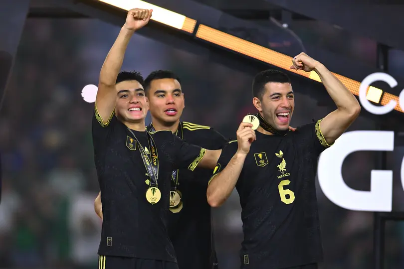 Gilberto Mora con Charly Rodríguez y Erik Lira en celebración con la Selección Mexicana en la Copa Oro | MEXSPORT