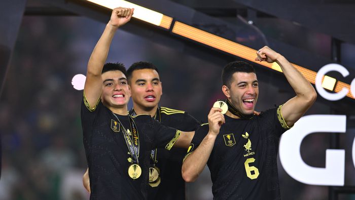 Gilberto Mora con Charly Rodríguez y Erik Lira en celebración con la Selección Mexicana en la Copa Oro | MEXSPORT