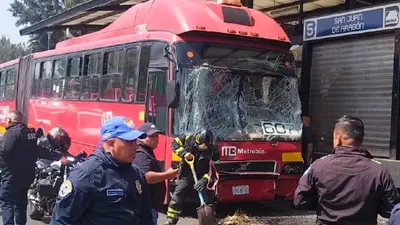 Metrobús CDMX: Choque entre dos unidades de Línea 5 deja 15 lesionados