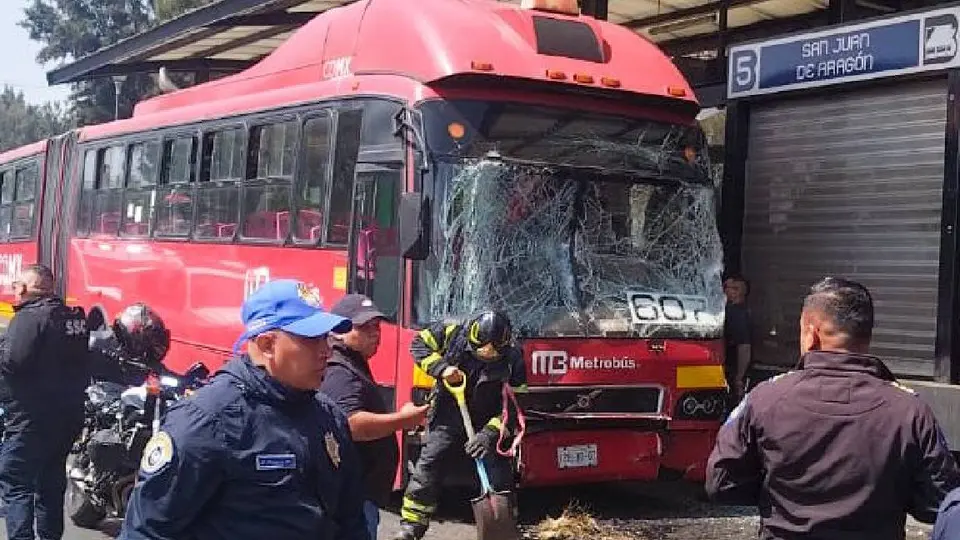 Metrobús CDMX: Choque entre dos unidades de Línea 5 deja 15 lesionados