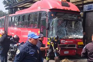 Metrobús CDMX: Choque entre dos unidades de Línea 5 deja 15 lesionados