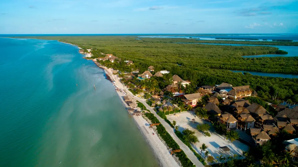 Holbox: El refugio de arena y turquesa donde el tiempo se detiene