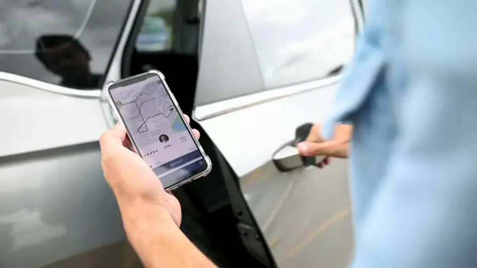Usuarios podrán elegir entre autos de aplicación y taxis en un mismo servicio. / iStock