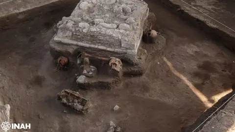 El INAH continuará los análisis en laboratorio para entender el significado y uso de los objetos rituales encontrados. / INAH