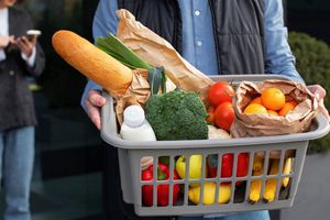 Inflación de marzo pega al bolsillo: así queda el precio del jitomate, huevo, carne y pollo