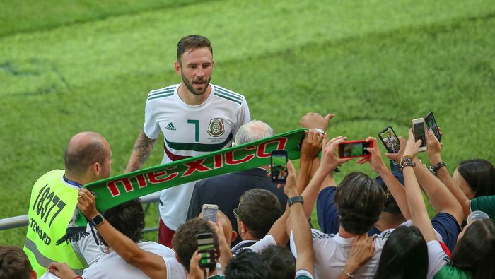 Miguel Layún saluda a la afición mexicana en la Copa Mundial de Rusia 2018 | MEXSPORT