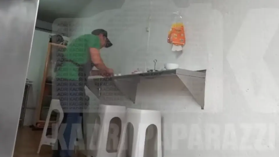 Ulises de la Torre atiende personalmente su negocio de tacos. / Captura