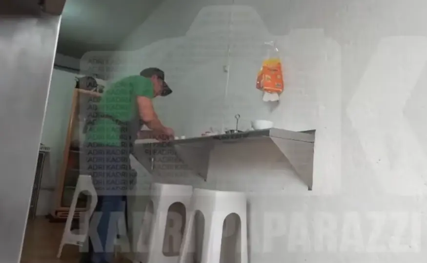 Ulises de la Torre atiende personalmente su negocio de tacos. / Captura