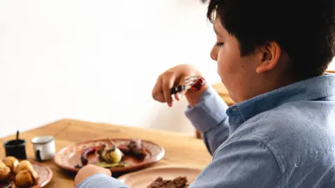 México logró bajar posiciones en obesidad infantil, pero aún se mantiene entre los países con más casos en el mundo. / iStock