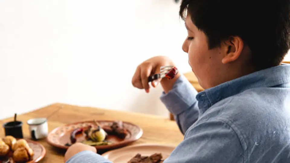 México logró bajar posiciones en obesidad infantil, pero aún se mantiene entre los países con más casos en el mundo. / iStock