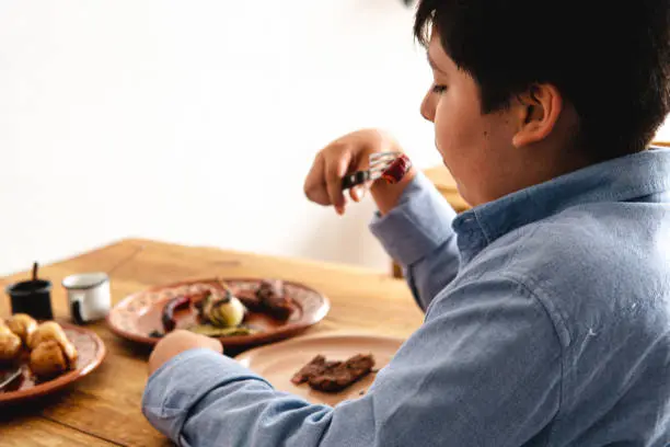 México logró bajar posiciones en obesidad infantil, pero aún se mantiene entre los países con más casos en el mundo. / iStock