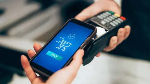 Comercios podrán recibir pagos con tarjetas y dispositivos sin necesidad de terminal bancaria. / iStock