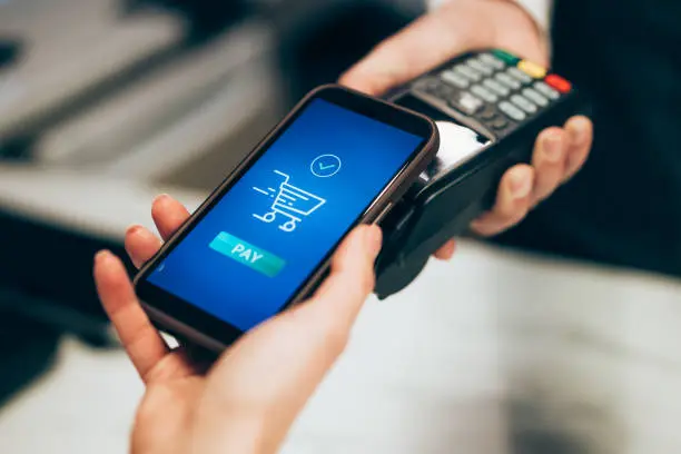 Comercios podrán recibir pagos con tarjetas y dispositivos sin necesidad de terminal bancaria. / iStock
