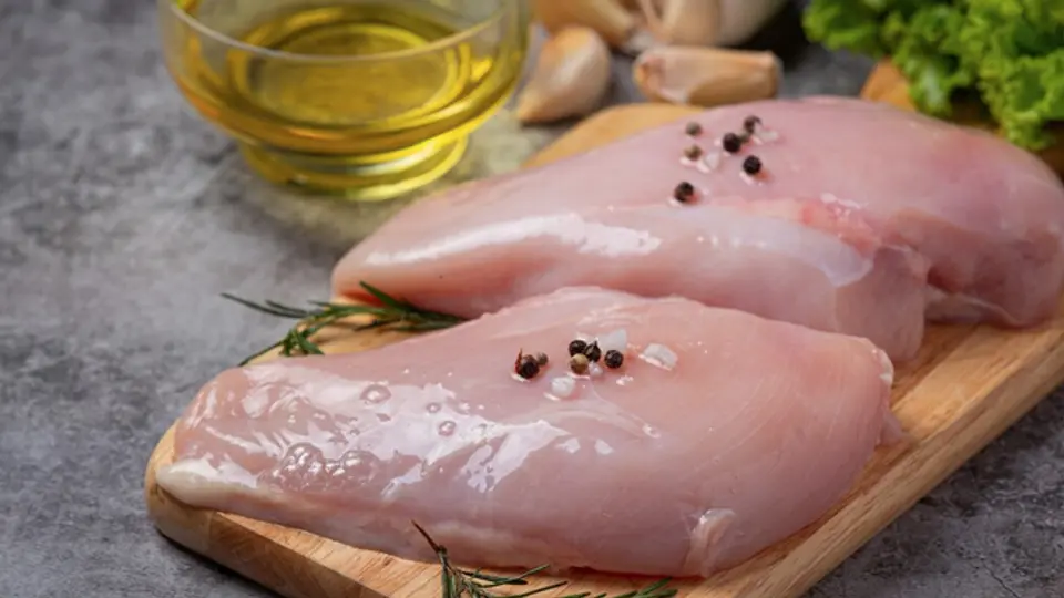 La carne de pollo es de las más afectadas por la inflación de este mes / FREEPIK