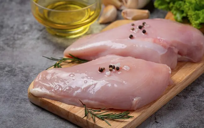 La carne de pollo es de las más afectadas por la inflación de este mes / FREEPIK