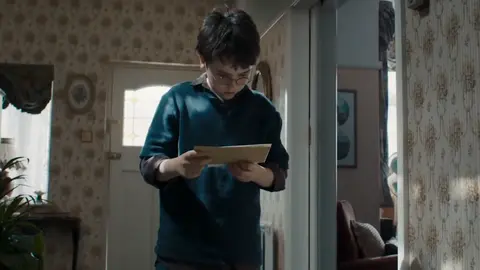 Dominic McLaughlin como el nuevo Harry Potter recibiendo su carta. / HBO MAX