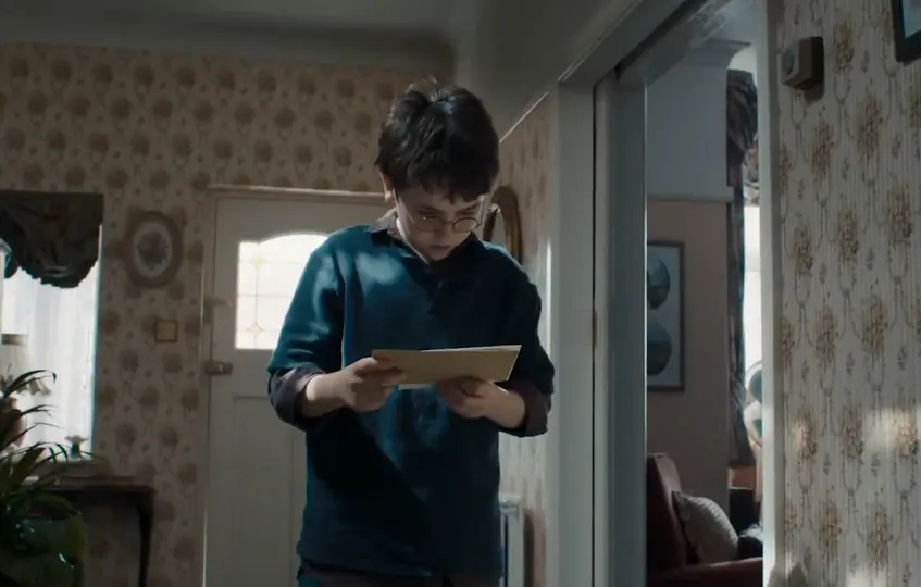Dominic McLaughlin como el nuevo Harry Potter recibiendo su carta. / HBO MAX