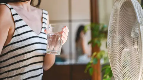 Las altas temperaturas incrementan el uso de ventiladores y aire acondicionado en negocios. / iStock
