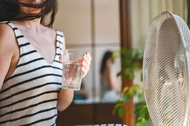Las altas temperaturas incrementan el uso de ventiladores y aire acondicionado en negocios. / iStock