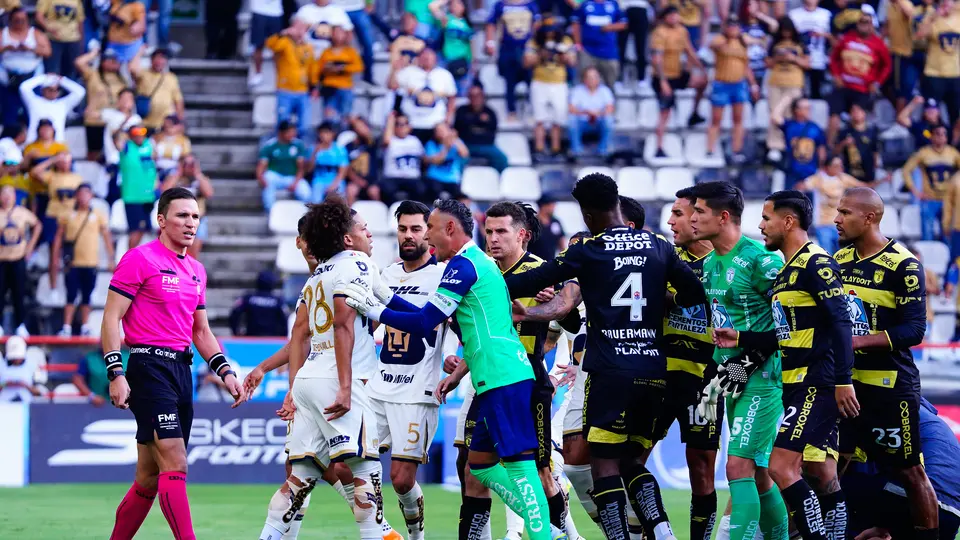 Pumas y Pachuca discuten por la roja de Brian García | IMAGO 7