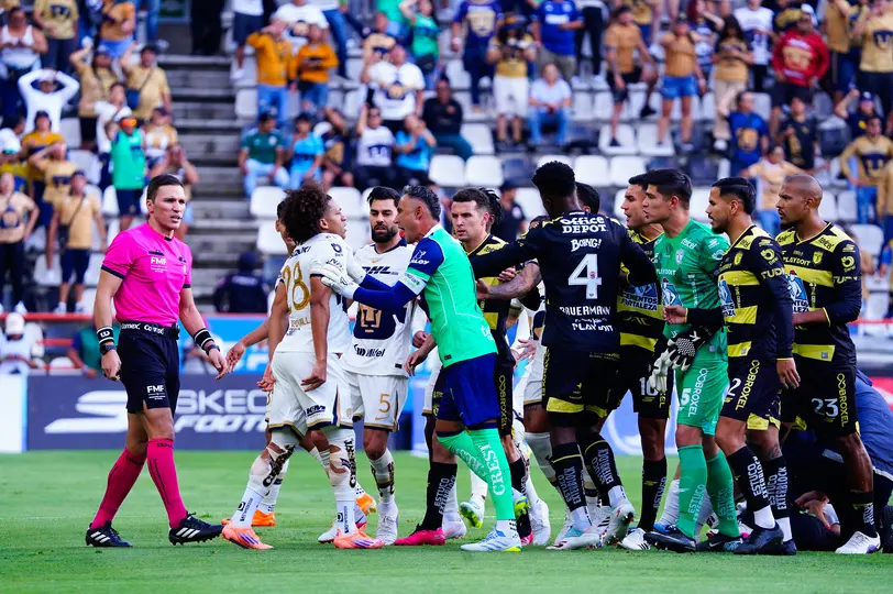 Pumas y Pachuca discuten por la roja de Brian García | IMAGO 7