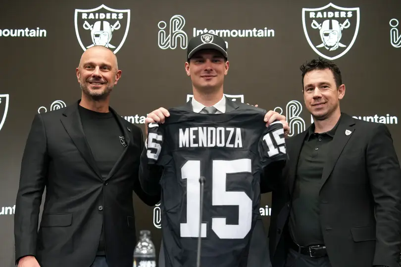 John Spytek, Fernando Mendoza y Klint Kubiak, miembros de los Raiders | AP