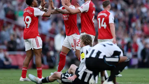 Arsenal festejando la victoria | AP