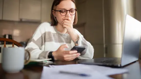 Los estafadores utilizan redes sociales y mensajería para contactar a posibles víctimas. / iStock