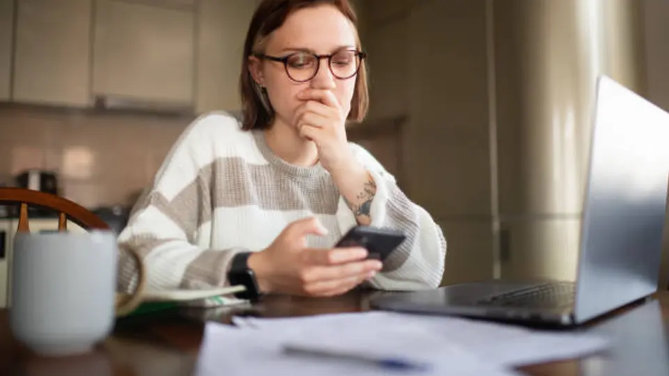 Los estafadores utilizan redes sociales y mensajería para contactar a posibles víctimas. / iStock