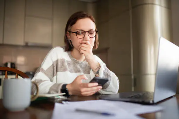 Los estafadores utilizan redes sociales y mensajería para contactar a posibles víctimas. / iStock