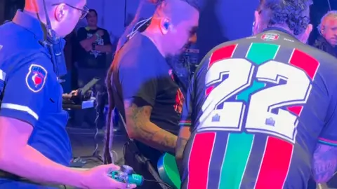 El vocalista fue asistido por paramédicos en pleno show en Ciudad Nezahualcóyotl. / RS
