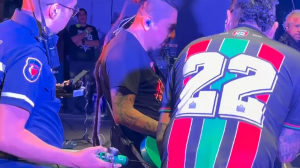El vocalista fue asistido por paramédicos en pleno show en Ciudad Nezahualcóyotl. / RS
